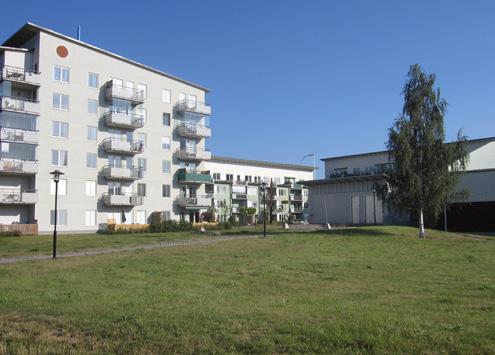 I Bromsten finns förutom småhusbebyggelse även flerbostadshus, framförallt trevånings lamellhus från 50-talet och ett större område uppfört under 90-talet.