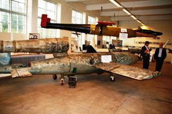 Häpnadsväckande nog förfogar Robotmuseet till exempel över en gammal V-1! Det var denna synnerligen otäcka modell som av Hitlers mannar skickades mot London i tusental! Historiens vingslag!