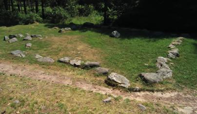 På plats med barnen ARKILS TINGSTAD På plats med barnen Arkils tingstad Samla klassen i halvcirkel framför U 225, sid 30. RISTU ristade, STINA stenar Titta Titta tillsammans på runstenen vad ser ni?