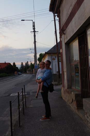 Carl och Reni på kvällspromenad i Sümeg. Efter att Kati fått håret borstat var det dags för manikyr. Så gott att få sitta med båda sina mammor! ställt oss då.