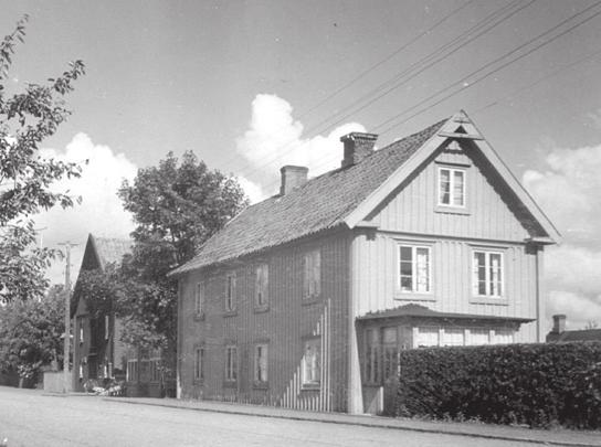 1 Karl IX utfärdade förbud mot olagliga hamn- och marknadsplatser, bland annat Bergkvara, år 1600. I skrift nämns marknadsstånden här redan 1616.