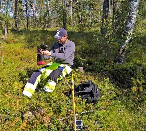 Figur 4. Inventerarens vedermödor vid inventering i myrmark. Jimmy Axelsson Karlqvist tömmer stöveln efter att ha plurrat. Foto: Greger Bennström.