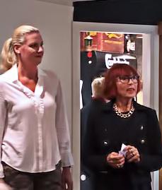 Fladdrande marschaller på gården välkomnade ett 50-tal pigga glada golfdamer. Anita, Birgit och Kerstin serverade vin eller Loka samt snacks i konferensrummet med efterföljande lotteriförsäljning.