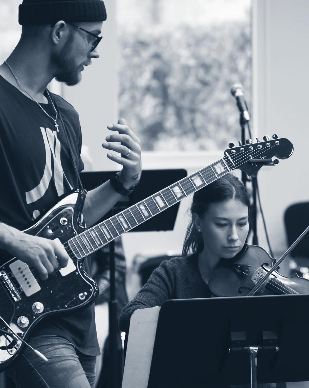 Studenter i musikpedagogprogrammets sista år skriver arrangemang för hela SMI orkester, band, kör och solister som de sedan leder i repetition och inspelning under två intensiva dagar på SMI.