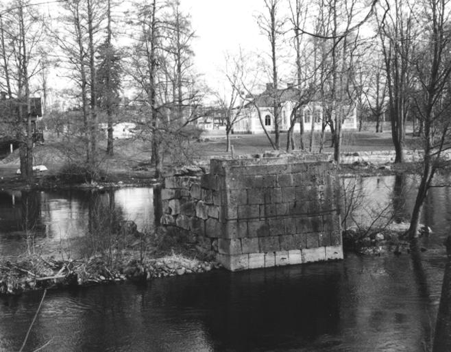 Bilden ovan är tagen från det södra landfästet och visar det enda som idag finns kvar av Herrevadsbro. I bakgrunden syns det gamla tingshuset.