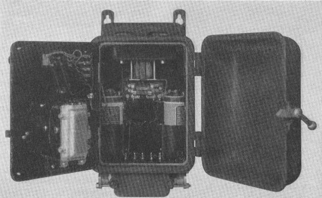 Fig. 3 Interiör av induktorgruvtelefon. På innerdörren klykomkastare och induktor, i apparaten ringklocka med säkerhetskondensator och batterier lämna inom snäva gränser det riktiga magnetiska flödet.