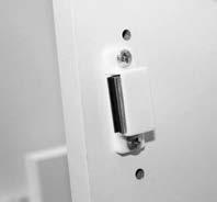 Placera magnetbrickan på magneten och stäng dörren för att mäta ut magnetbrickans placering på skåpsluckan. Se bild. SIDA () DATUM 04-06-7 UTGÅVA ART NR 98 6.
