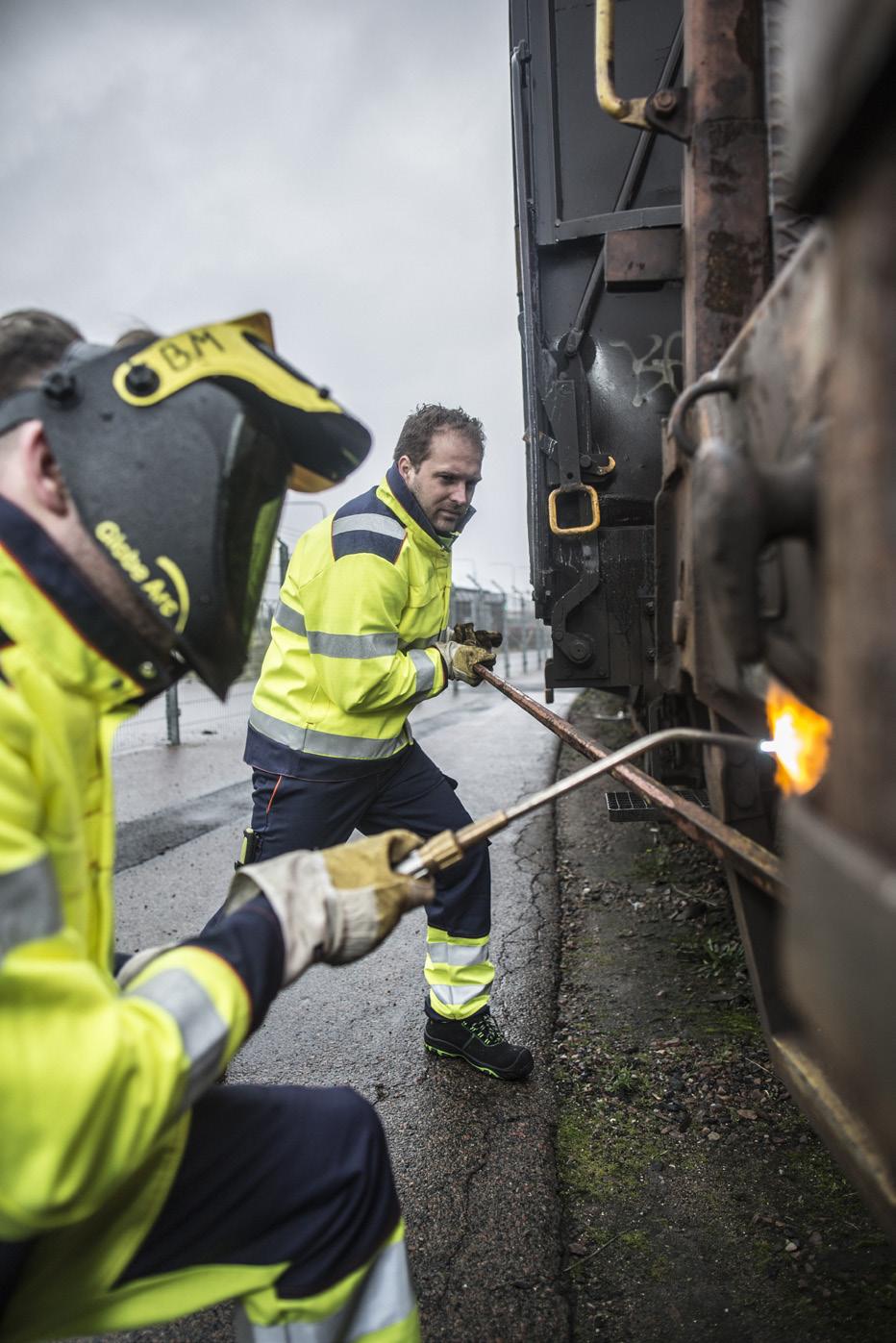 Statisk elektricitet - Förklaringar Vad är statisk elektricitet? Statisk elektricitet är en obalans i den elektriska laddningen inom eller på ytan av ett material.