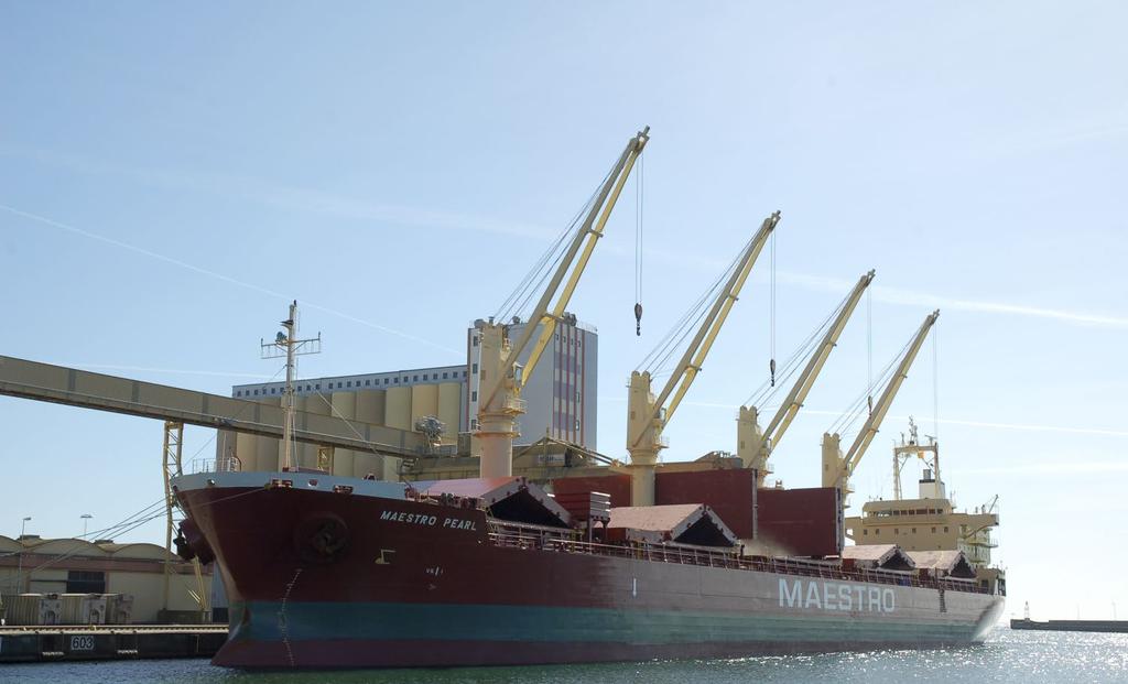 På Spannmålskajen låg fartyget Maestro Pearl och lastade 32 400 ton vete för att sen