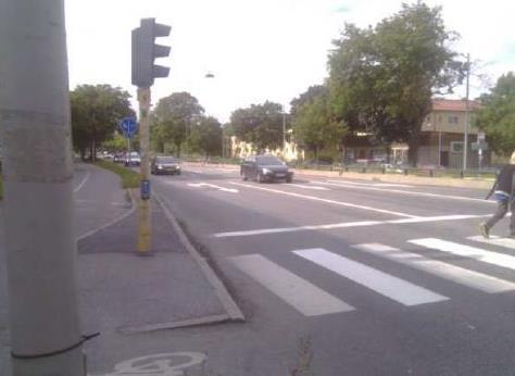 40(54) Brist 4:12 Delat körfält rakt fram/höger Korsning Abrahamsbergsvägen Åtgärd: bygga om korsningen Foto (COWI) Genom att åtgärda de röda bristerna i enlighet med Trafiksäkerhetsinspektionen kan