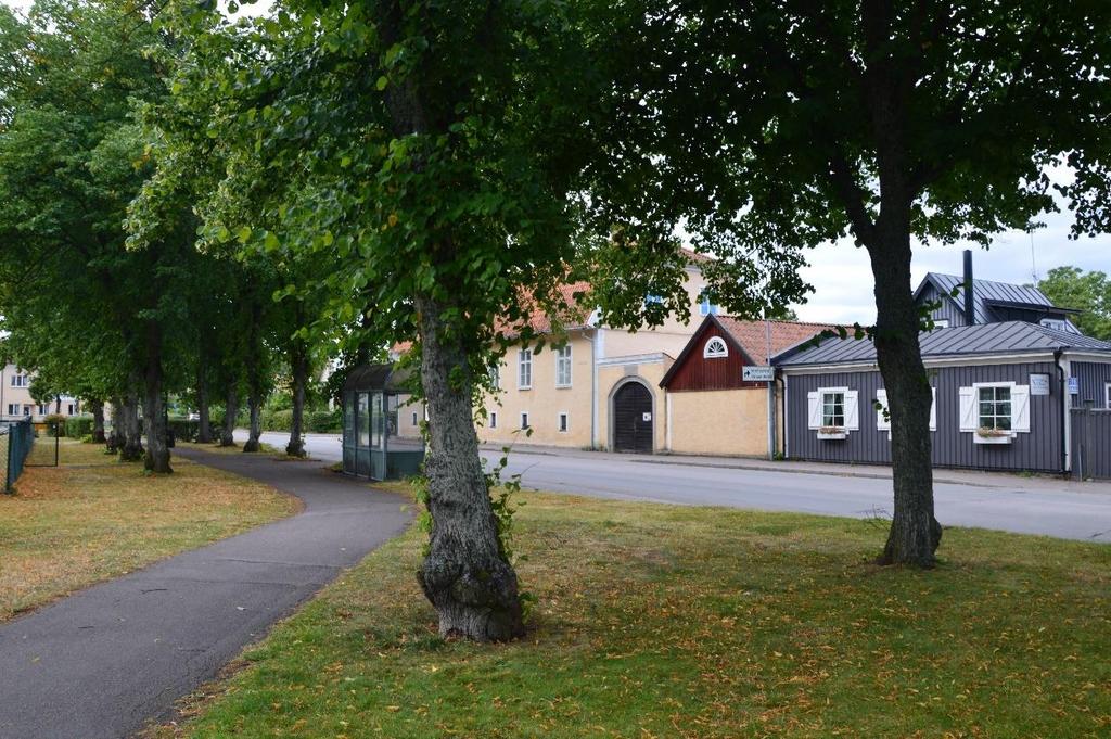 Allé 10 längs med den södra delen av Tullgatan utgör en välkomnande miljö för besökare till stadskärnan i Borgholm.