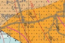 berggrundsytans höjd över havet i meter, rödrosa linjer är diabasgångar, blågröna färger siluriska slamstenar,