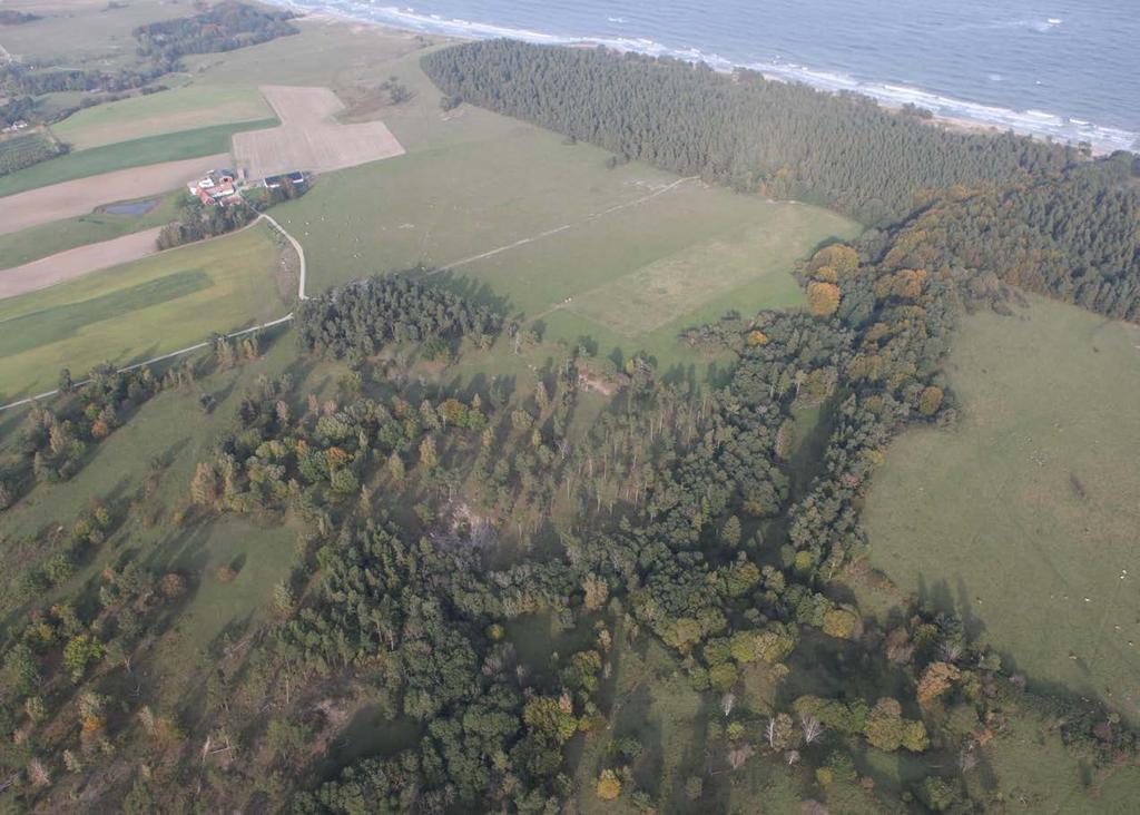 Landsapsbild som vid slutet av 1800-talet, även om bebyggelsen har öat. Hela utredningsområdet ingår i ett område för landsapsbildssydd enligt länsstyrelsens beslut 1974-05-06, 19 Naturvårdslagen.