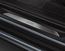 färgmässigt varierbar i orange eller vit Exklusiv LED-belysning i dörrdekoren Belysningspaket BMW-njure med 8 exklusivt utformade stavar i Svart högglans, högglansförkromad infattning Främre