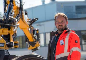 Fästen och annan utrustning sitter alltid precis som de ska. Kai Både bredvid den nya JCB Hydradig. Detaljerna i utrustningen gås igenom innan maskinen rullar iväg till arbetet med sin egen förare.