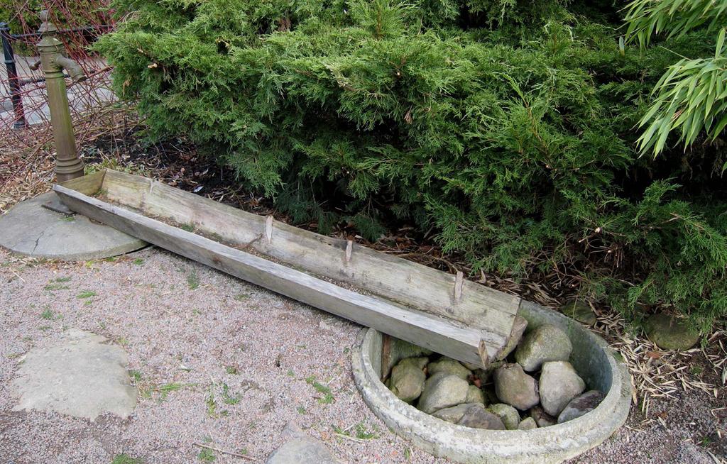 Utvecklingsområden Trevlig installation vid Klockaretorget. Översyn av markinnehavet i samarbete med privata markägare för eventuell exploatering.