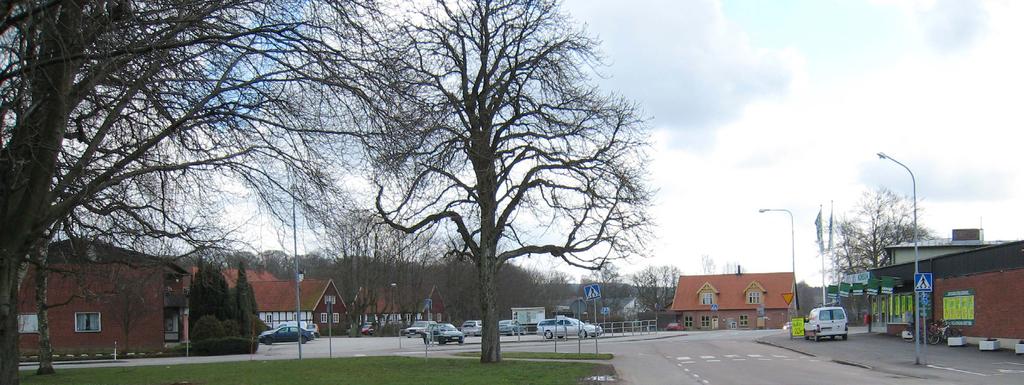 Utvecklingsområden Ett större, öppet område med ett antal stora och vackra träd vid mataffären mitt i byn, som bör ses över.