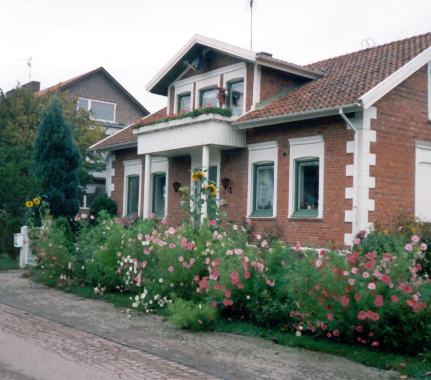 Ortens karaktär Kågeröd är en utpräglad villaort med övervägande friliggande hus. Bostadsområdena är koncentrerade till samhällets östra och norra delar vilket gör att bebyggelseområdena tippar något.