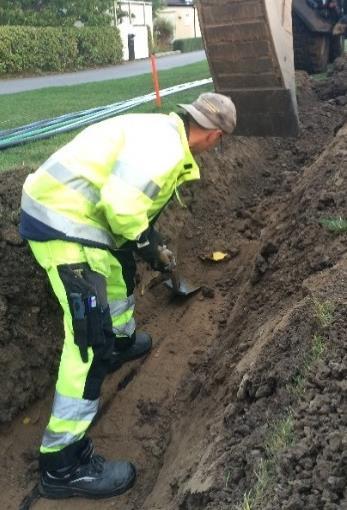 Figur 11 Bild på schakt då spänningssatt lågspänningskabel (till vänster) ligger bredvid den urkopplade mellanspänningskabeln som ska tas upp (till höger) 6.2.