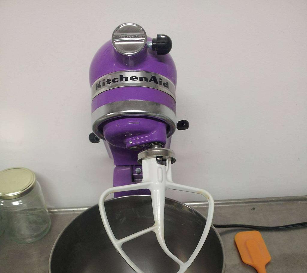 4.1 Blandning av bruk Blandningar av bruk till undersökning av tidig hållfasthet och värmeutveckling har gjorts med en KitchenAid Artisanal, se Fig. 7 nedan.