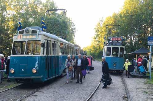 Sent på eftermiddagen rullade den gamla öppna museivagnen nr 11 ut från vagnhallen för en avskedstur, typiskt nog i regnväder.