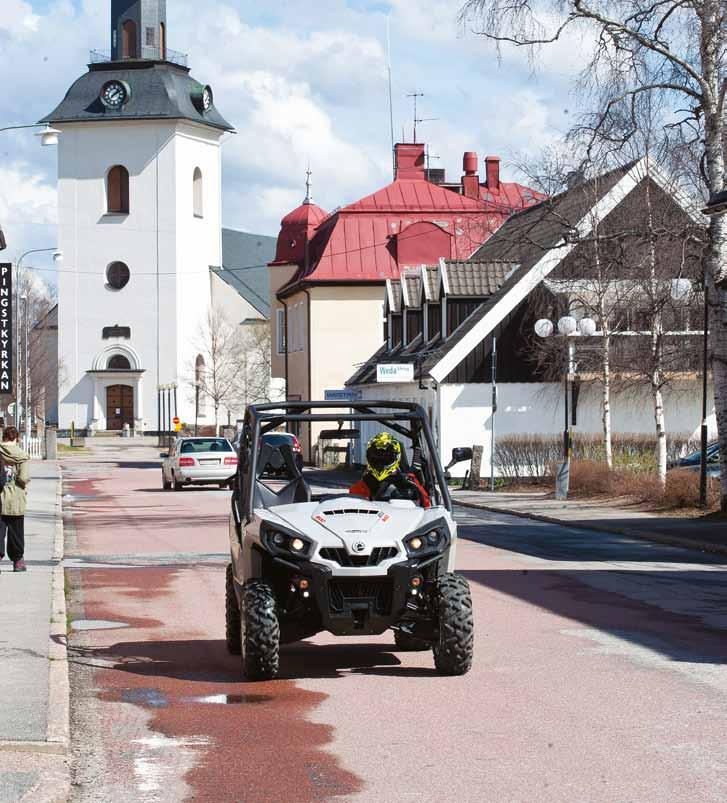 Det känns betydligt mer naturligt att köra UTV än ATV i trafiken. Commandern utrustats med hela 37,8 liters bränsletank.
