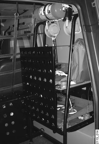 Personterrängbil 4, splitterskyddad Konstruktion och funktion Radiostativ Baktill sitter ett radiostativ som är förberedd med två Fästram 42/48 för installation av två Fordonsenhet 480 och två