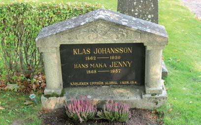 Byggnader Nordväst om kyrkobyggnaden finns en klockstapel från 1723. Den är uppförd i en timmerkonstruktion och är klädd med stående locklistpanel.