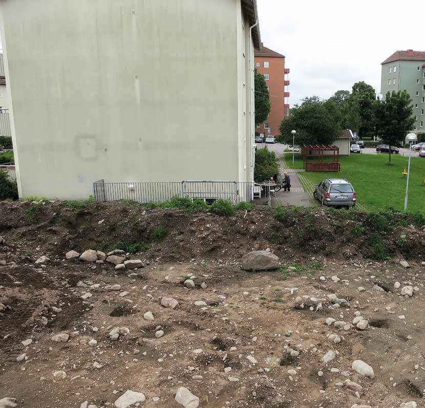 8 Bohusläns museum Rapport 2014 :29 Figur 4. Panorama över platsen för fjärrvärmeschaktet i gräsmattan mellan huset. Fotot är taget 2013 vid tillfället för undersökningen uppe på åsryggen.