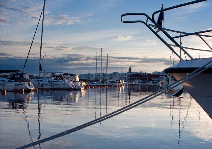Snabb långsegling i juni - Kolla där, säger Axel plötsligt och pekar i riktning mot Gotland, ett partytält!