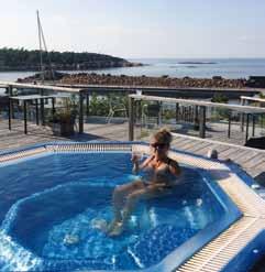 Vid havspoolen ligger en bastu, som man startar själv, samt dusch och toalett i små mysiga hus som för tankarna till Mumintrollens värld.