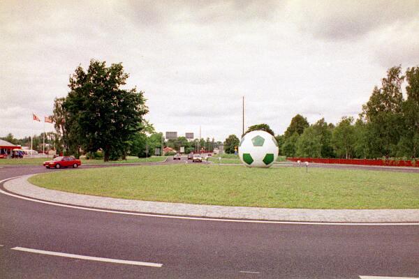 Tjärnarondellen 1999 Fotograf: Olle Stålberg Tjärnavägen 1944 Enligt protokoll från 1944 kan man utläsa att Tjärnavägen dvs gamla landsvägen utgör stadsdelen Hagalunds gräns i väster.