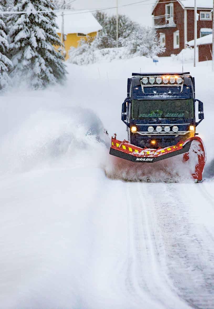 MICKE & LARSE HÅLLER BRÄNNVINS-STIGEN REN FRÅN SNÖ Några mil söder om Mählers fabrik i Rossön slingrar sig Brännvins-stigen fram i den Jämtländska och snörika vintern.