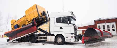 På två månader med nya lastbilen har jag kört 2 000 mil, nästan bara saltning, säger Micke och pekar på Scanians stora tankar som rymmer åtta ton torrt salt samt 9,5 ton saltlake.