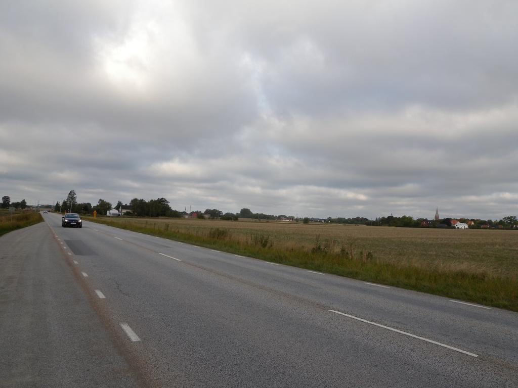 Figur 5. Öppna landskapet runt väg 913. 2.3. Vägens inre och yttre rum Vägens inre och yttre rum handlar om trafikantens närmiljö respektive vägens relation till omgivande stad och landskap.