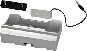 Tryck snittavfallstråget ( "Bild 97 ") framifrån mot mikrotomfundamentet ( "Bild 97 ") tills det fixeras av de två magneterna (