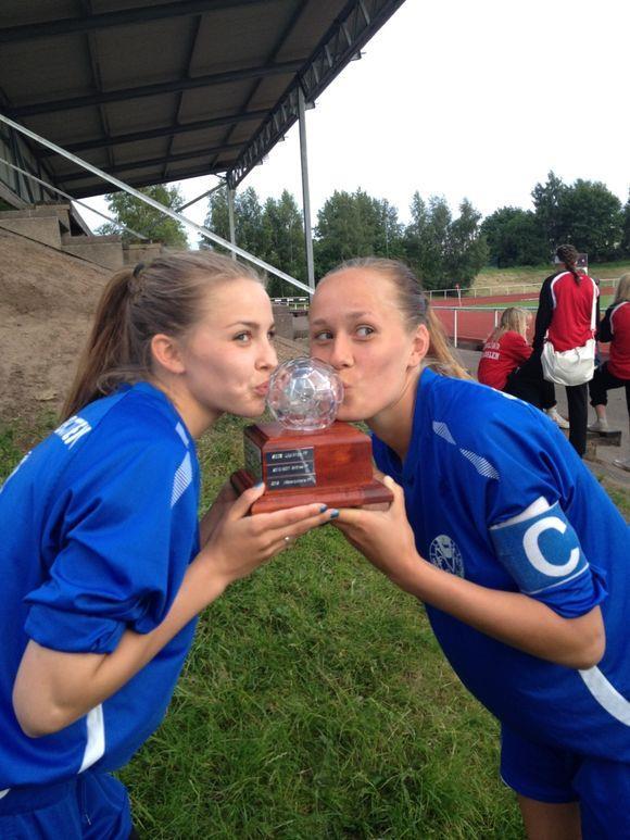 År 3 16 år Juni och Augusti Öppna temakvällar Oktober (30 spelare) Robertsfors Läger 2 dagar November Gruppspel Cup Kommunal/Post Nord Cup 16 utespelare + 2 målvakter December Eventuellt kval till