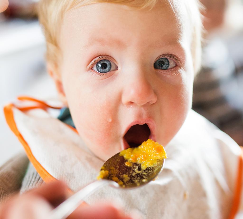 Vilken mat är bra att börja med? DET MESTA I MATVÄG går bra att ge till bebisen förutsatt att konsistensen är mjuk så att hen inte sätter i halsen.