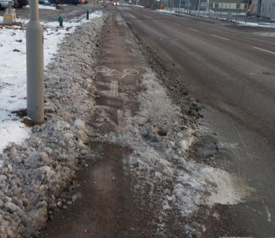 Till exempel kan cykelbanor bli smalare när vägar plöjas för snö, speciellt nära korsningar (se Bild 12; vänster) och vid underhåll (Bild 12; höger).