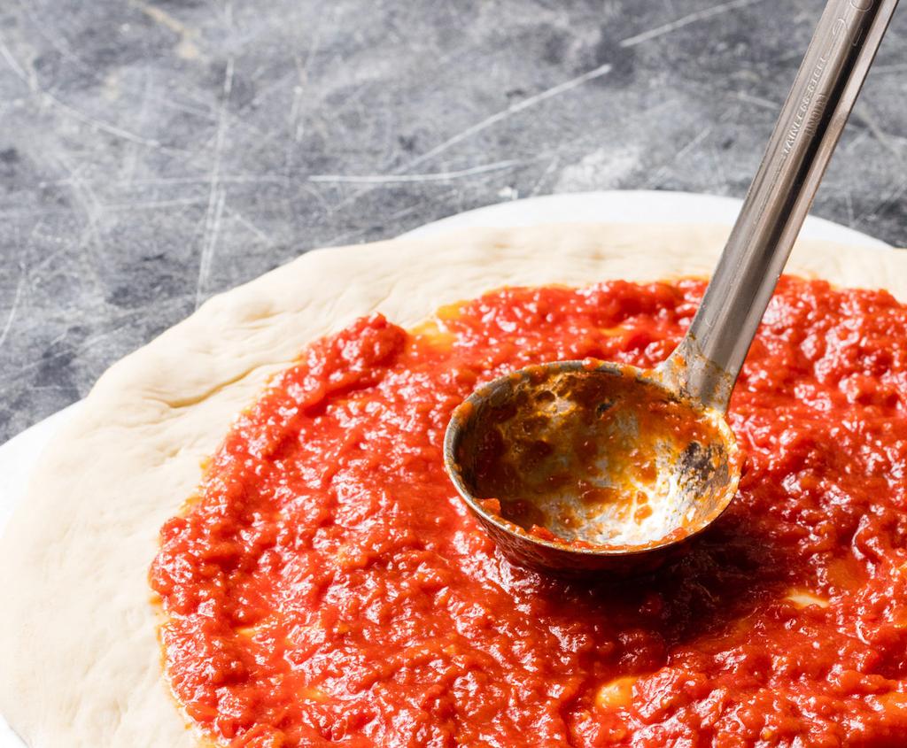 Tomaterna som åker in i dessa färdiga såser är ofta osorterade, skördas året runt och saknar både smak och konsistens.