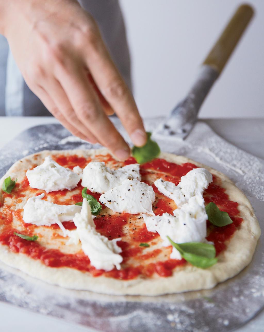 Mozzarellan Eftersom ordet och receptet mozzarella inte är skyddat så dyker det upp produkter som innehåller både mjölkpulver, tillsatt fett och vatten.