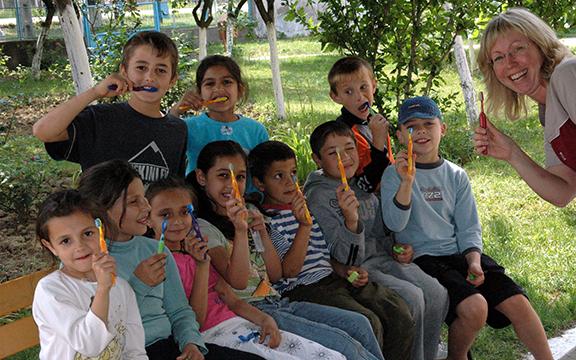 År 2006 kontaktades staden Arad tillsammans med Arad Rotary Club och en överenskommelse gjordes om att inkludera alla förstaklassare i staden sammanlagt ca 1 400 barn och ytterligare lokala