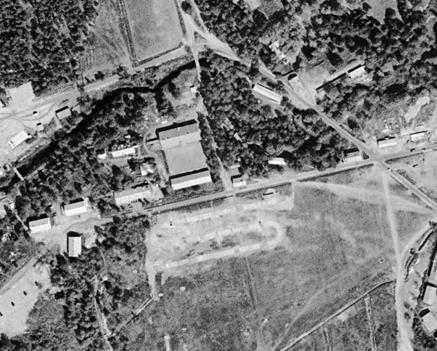 Figur 3. Från Eniros historiska flygfoton, fotat på 1950-talet. I fotot finns ett större område med en hårdgjord yta.