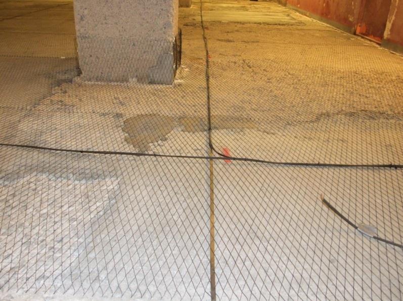 Figur 3.2 Montering av anodnät av titan på betonggolv och nedre del av pelare i parkeringsgaraget på Blasieholmen 24 (Foto: B Sederholm) Det katodiska skyddet består av sex separata skyddszoner.