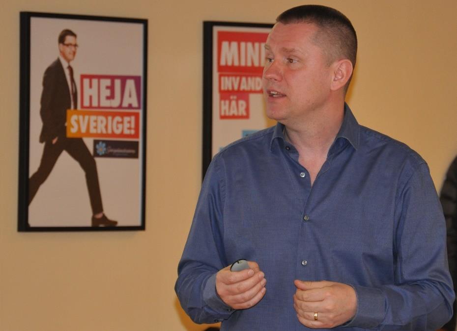 Vice gruppledare Johan Wifralius visar hur SD Ängelholm