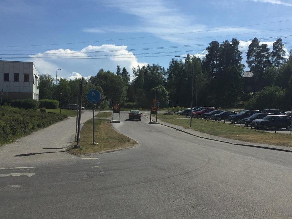 42 TRAFIKUTREDNING SKARPÄNGS CENTRUM Figur 21. Avsmalningar längs Ljungmyrsvägen i närheten av korsningen med Rösjövägen.