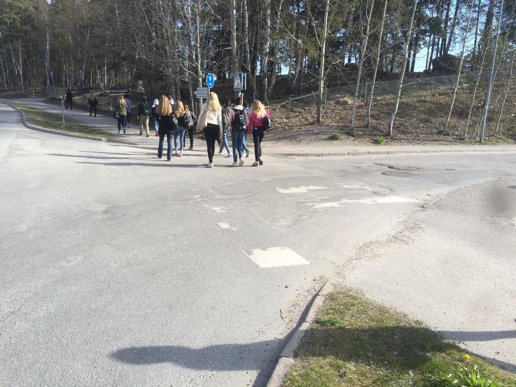 TRAFIKUTREDNING SKARPÄNGS CENTRUM 43 Vid gång- och cykeltunneln under Täbyvägen finns branta lutningar som kan vara svåra för rullstolsburna och barn som cyklar m.fl. att ta sig upp för (Figur 27-29).