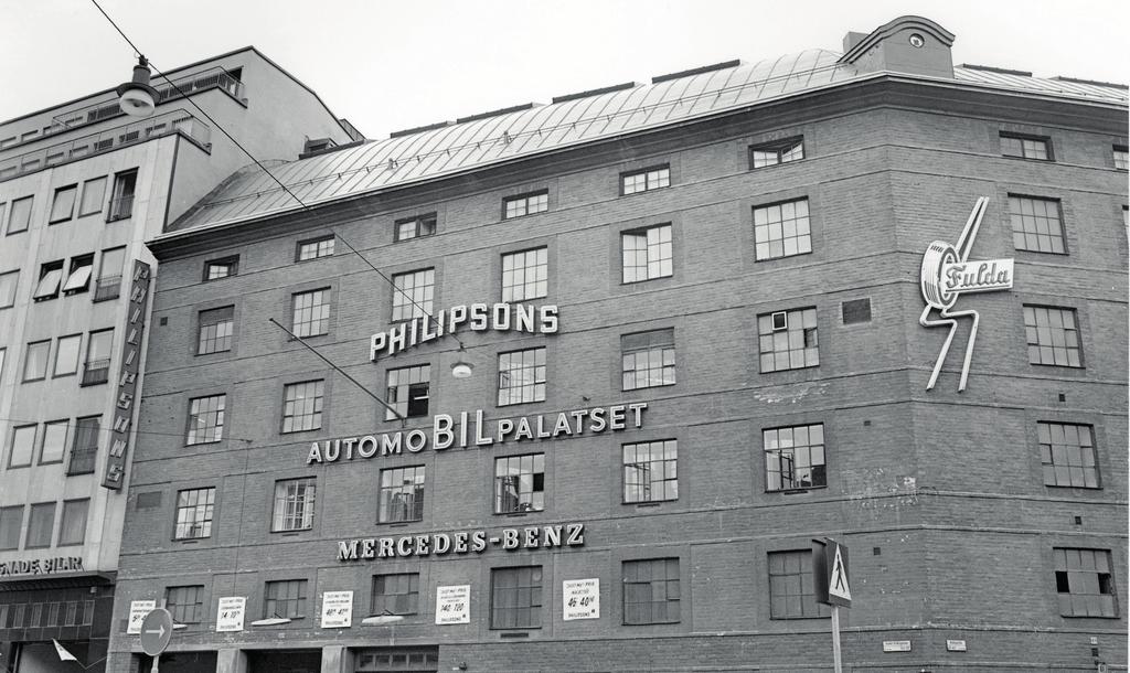 1930 lät han uppföra han sitt eget pampiga bilpalats hemma i Stockholm, avsett för bilförsäljning, bilservice och parkering.