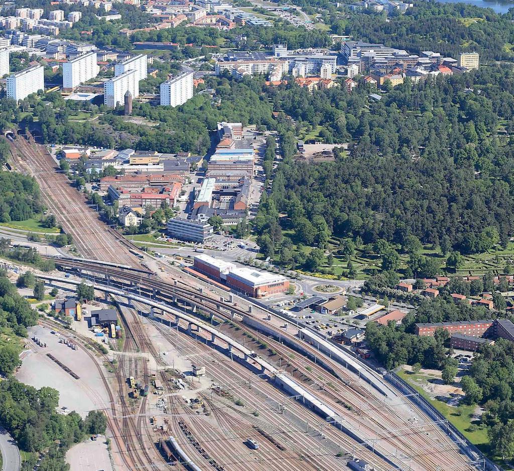 Station Hagalund Station Hagalund är lokaliserad i näst intill rakt nord-sydlig riktning, under Ostkustbanans spårområde i höjd med Norra begravningsplatsen.