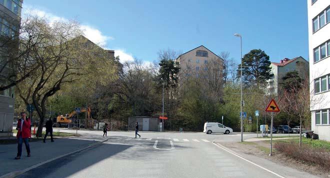 Norra biljetthallen ligger relativt nära Solna stations pendeltågsstation och möjliggör omstigning till buss och förutsättningar.